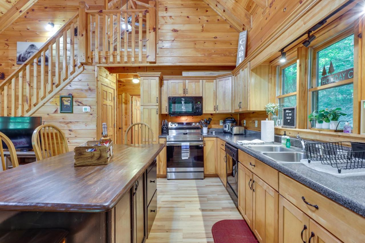 Riverfront Ellijay Cabin With Deck And Pool Access! Eksteriør billede