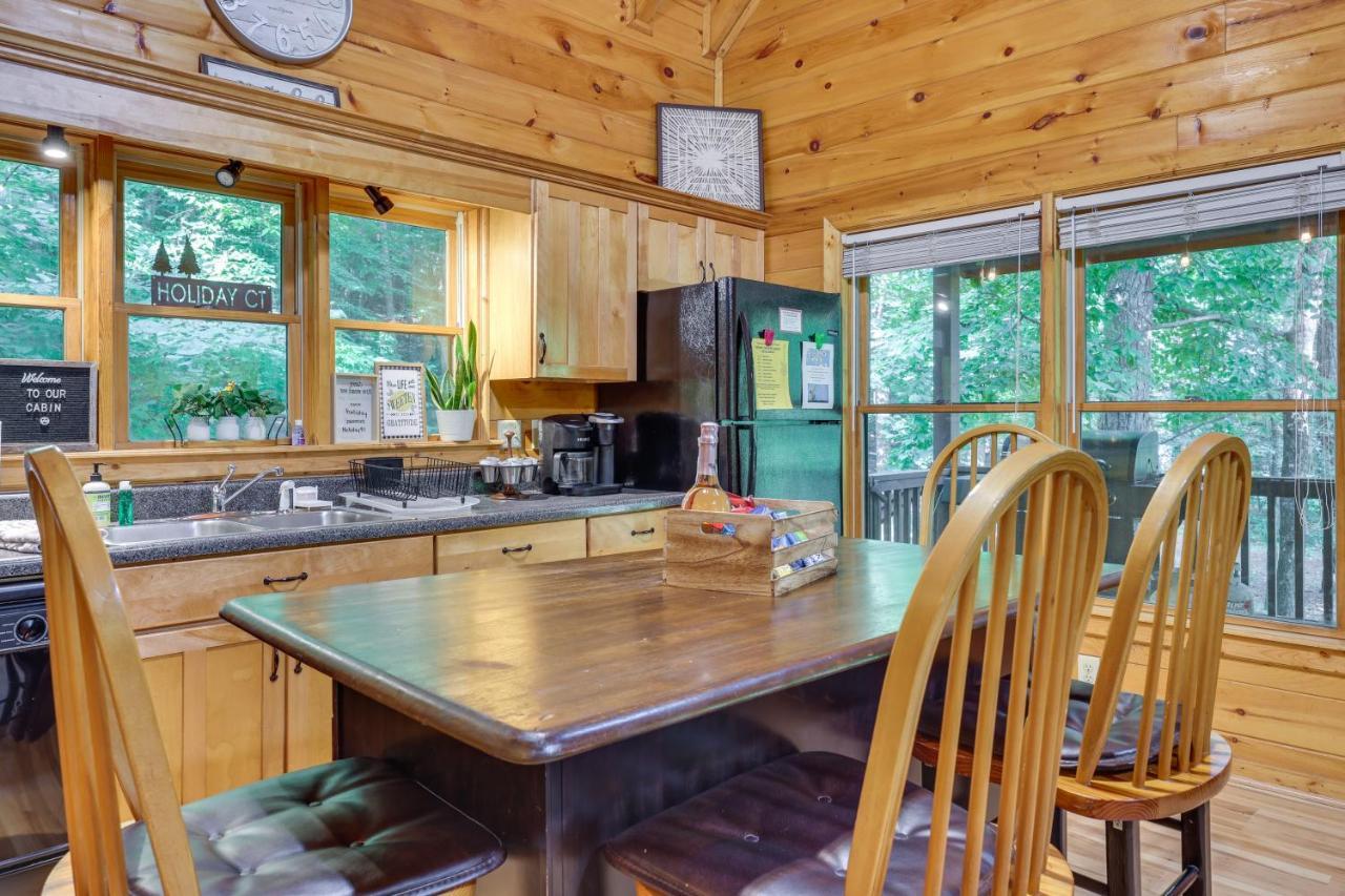 Riverfront Ellijay Cabin With Deck And Pool Access! Eksteriør billede