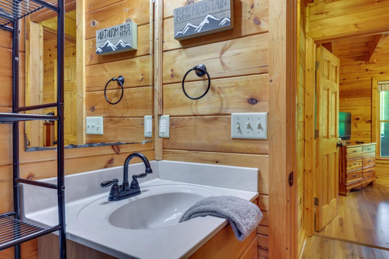 Riverfront Ellijay Cabin With Deck And Pool Access! Eksteriør billede