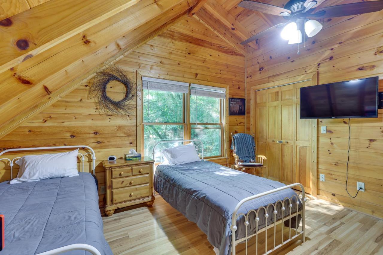 Riverfront Ellijay Cabin With Deck And Pool Access! Eksteriør billede