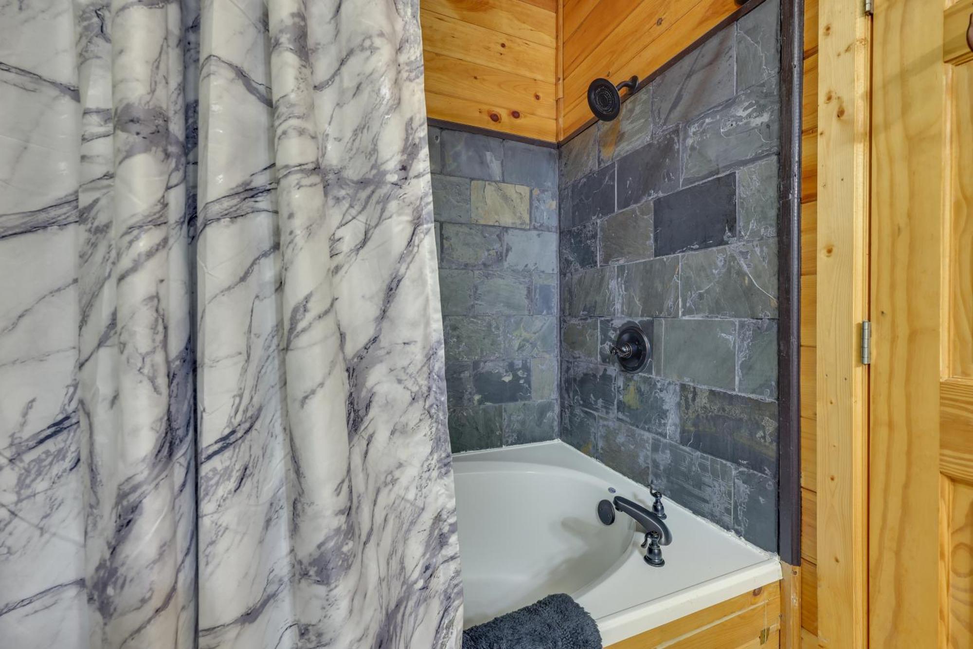 Riverfront Ellijay Cabin With Deck And Pool Access! Eksteriør billede