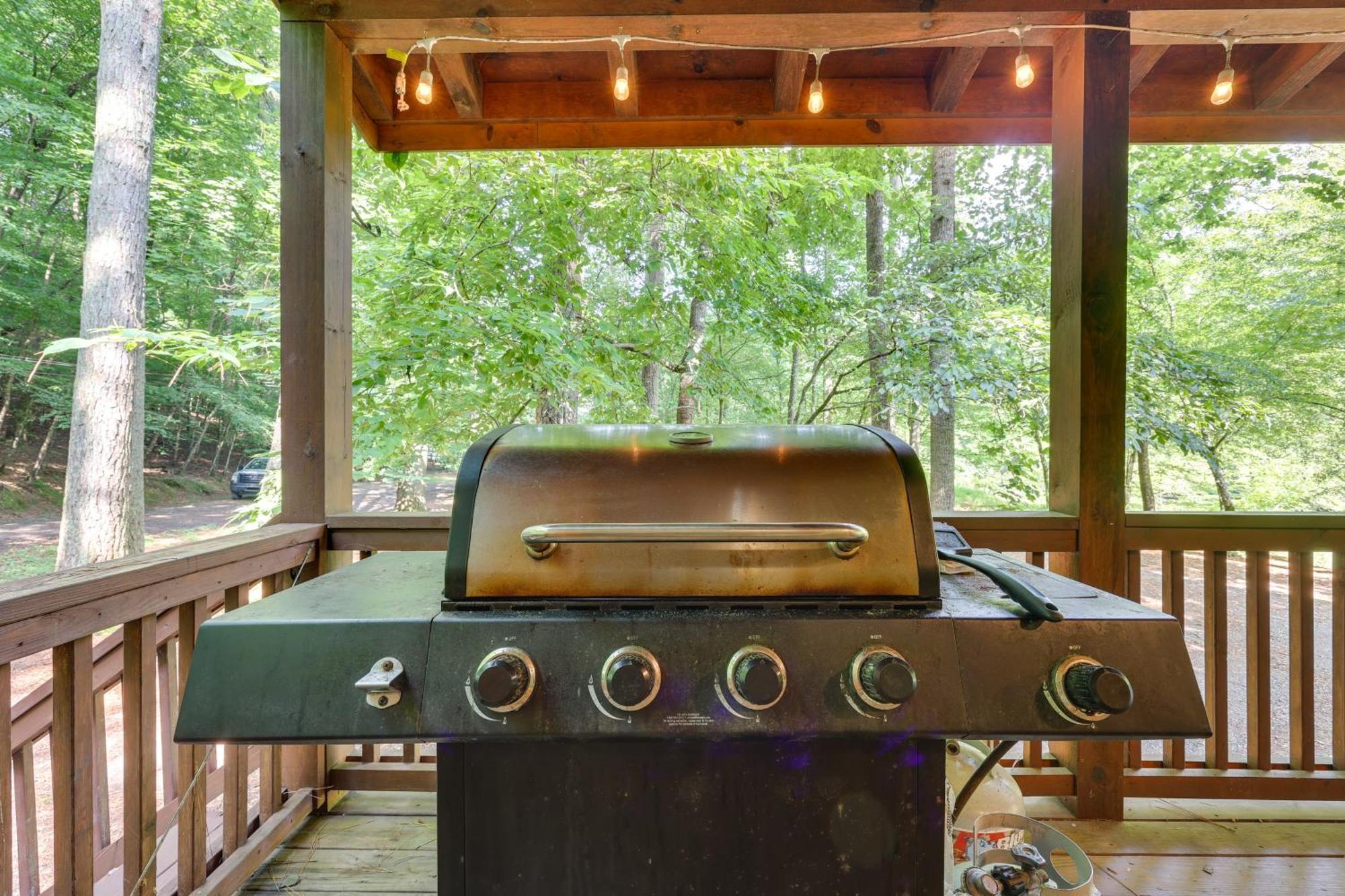 Riverfront Ellijay Cabin With Deck And Pool Access! Eksteriør billede