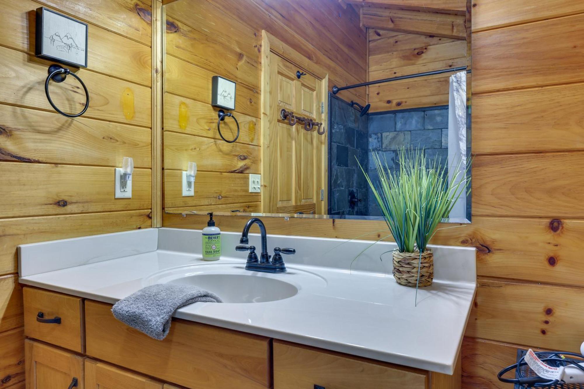 Riverfront Ellijay Cabin With Deck And Pool Access! Eksteriør billede