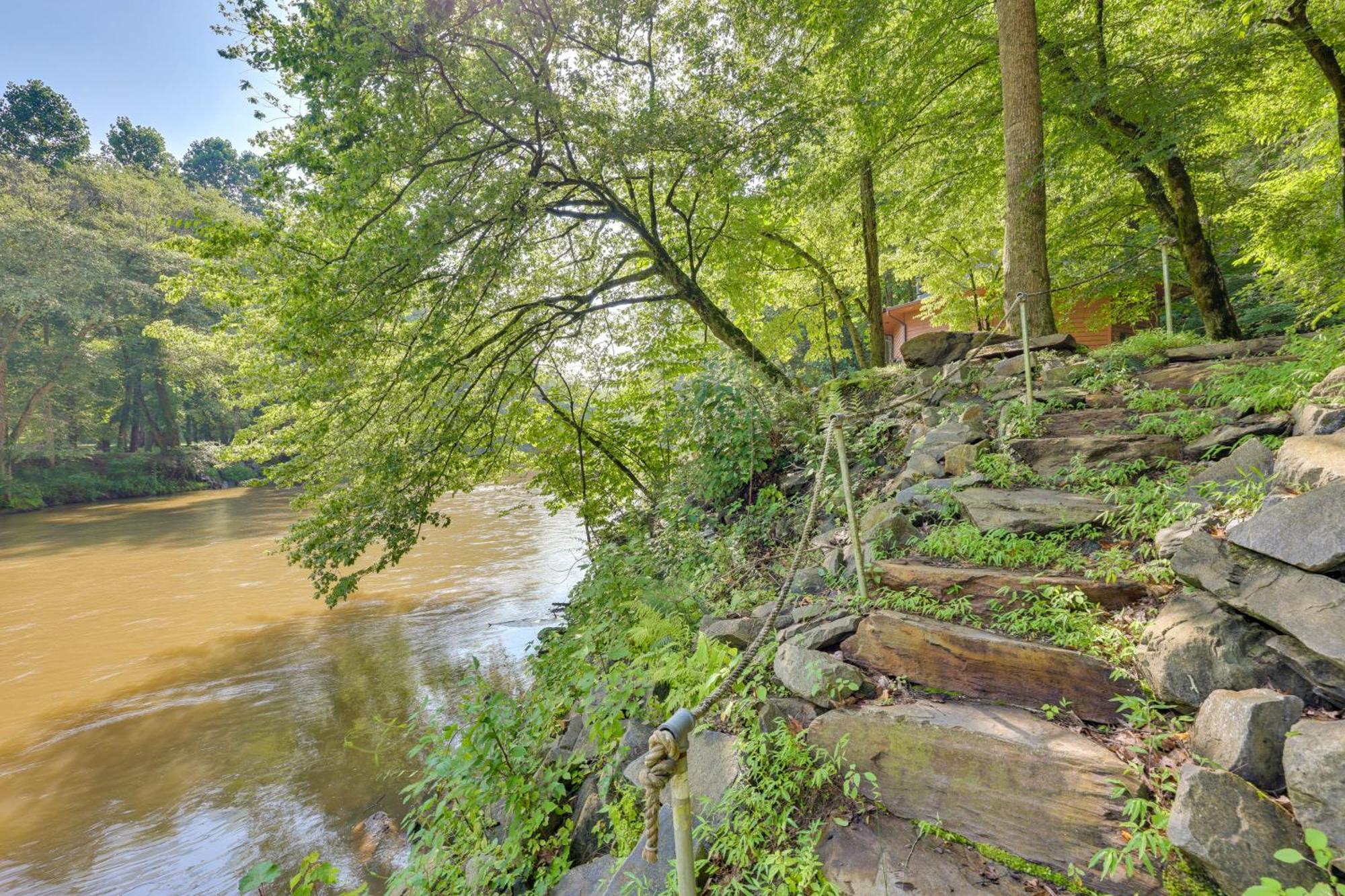Riverfront Ellijay Cabin With Deck And Pool Access! Eksteriør billede