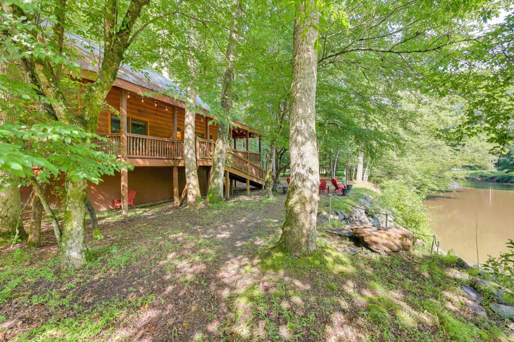 Riverfront Ellijay Cabin With Deck And Pool Access! Eksteriør billede
