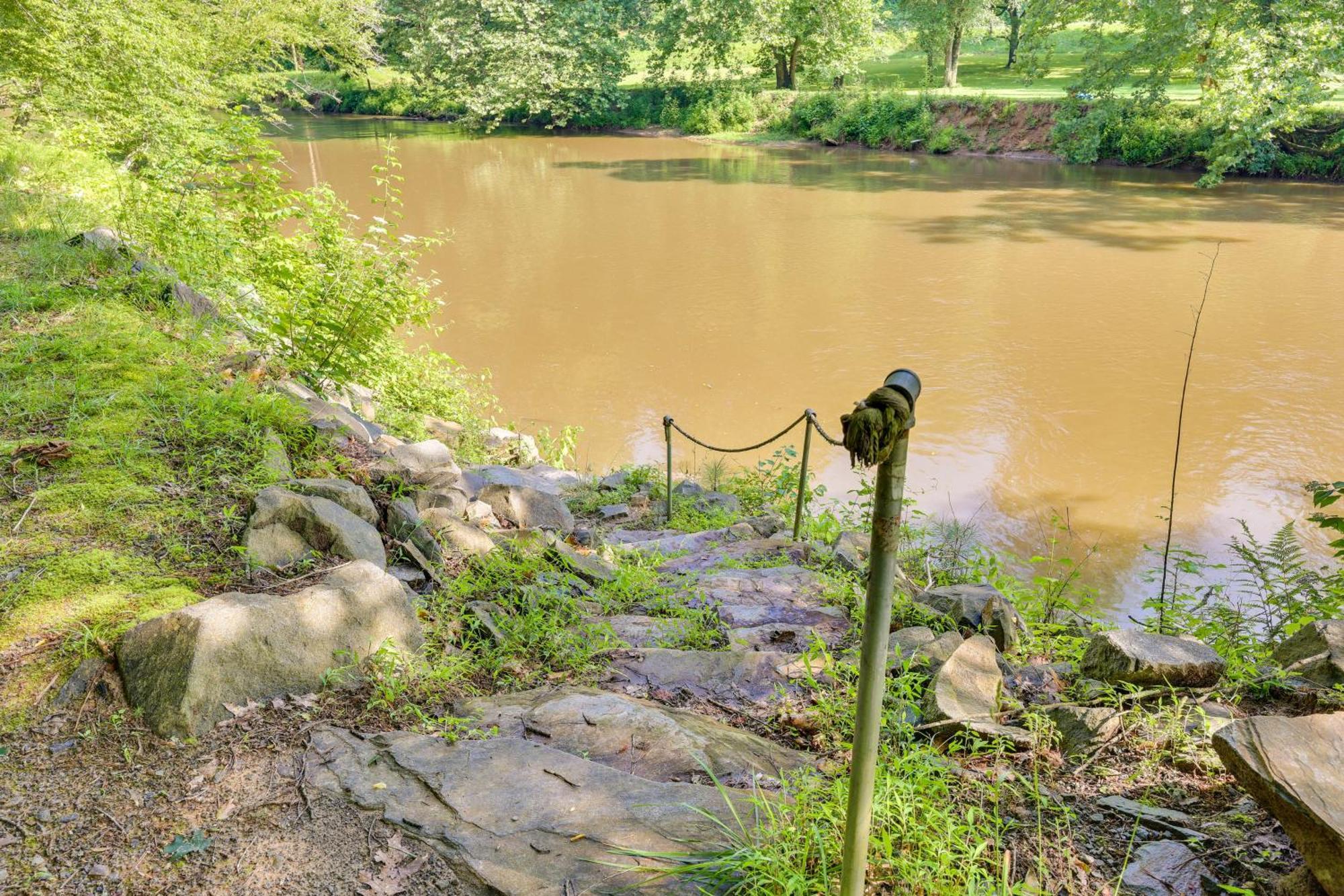 Riverfront Ellijay Cabin With Deck And Pool Access! Eksteriør billede