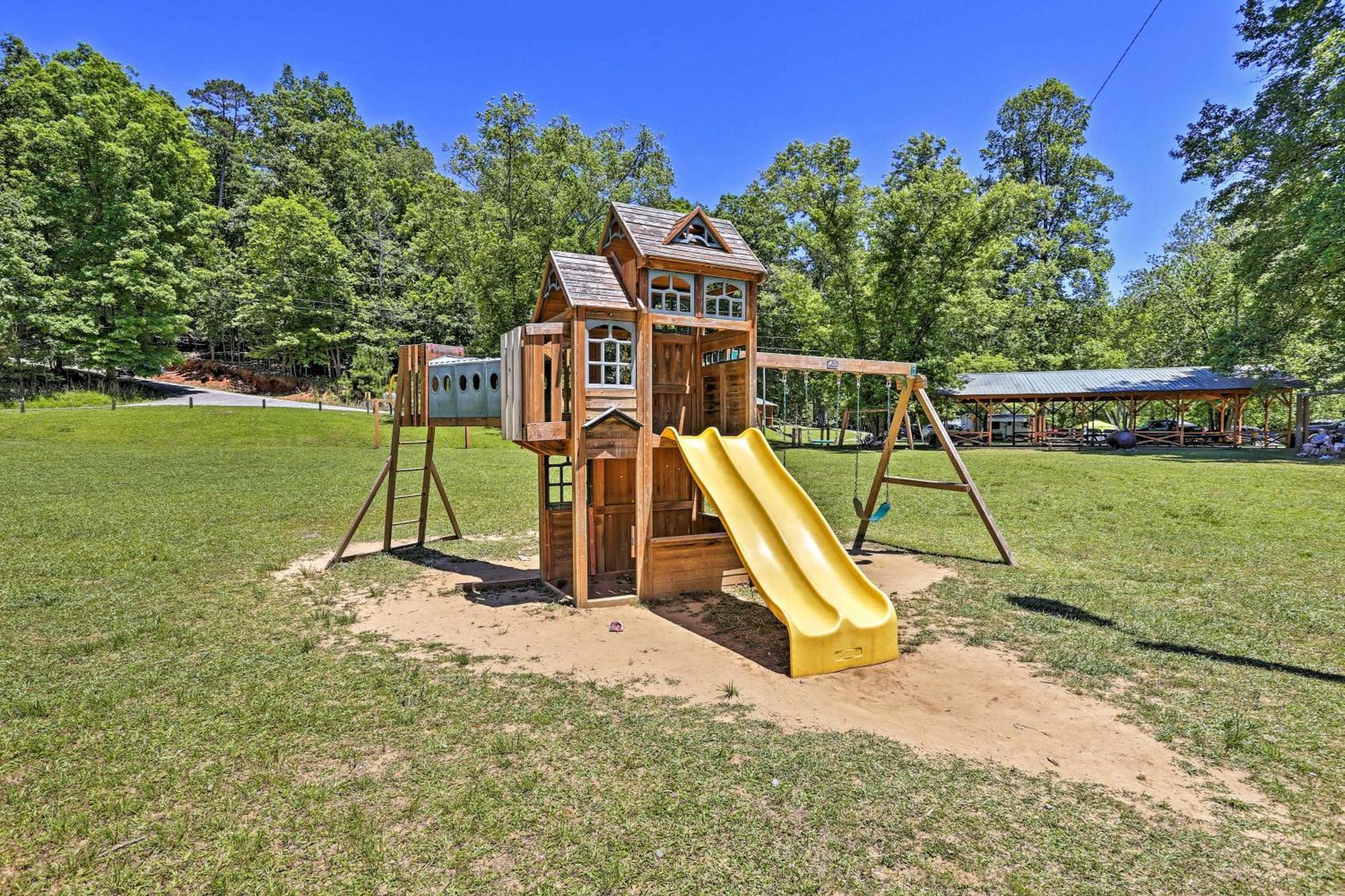 Riverfront Ellijay Cabin With Deck And Pool Access! Eksteriør billede