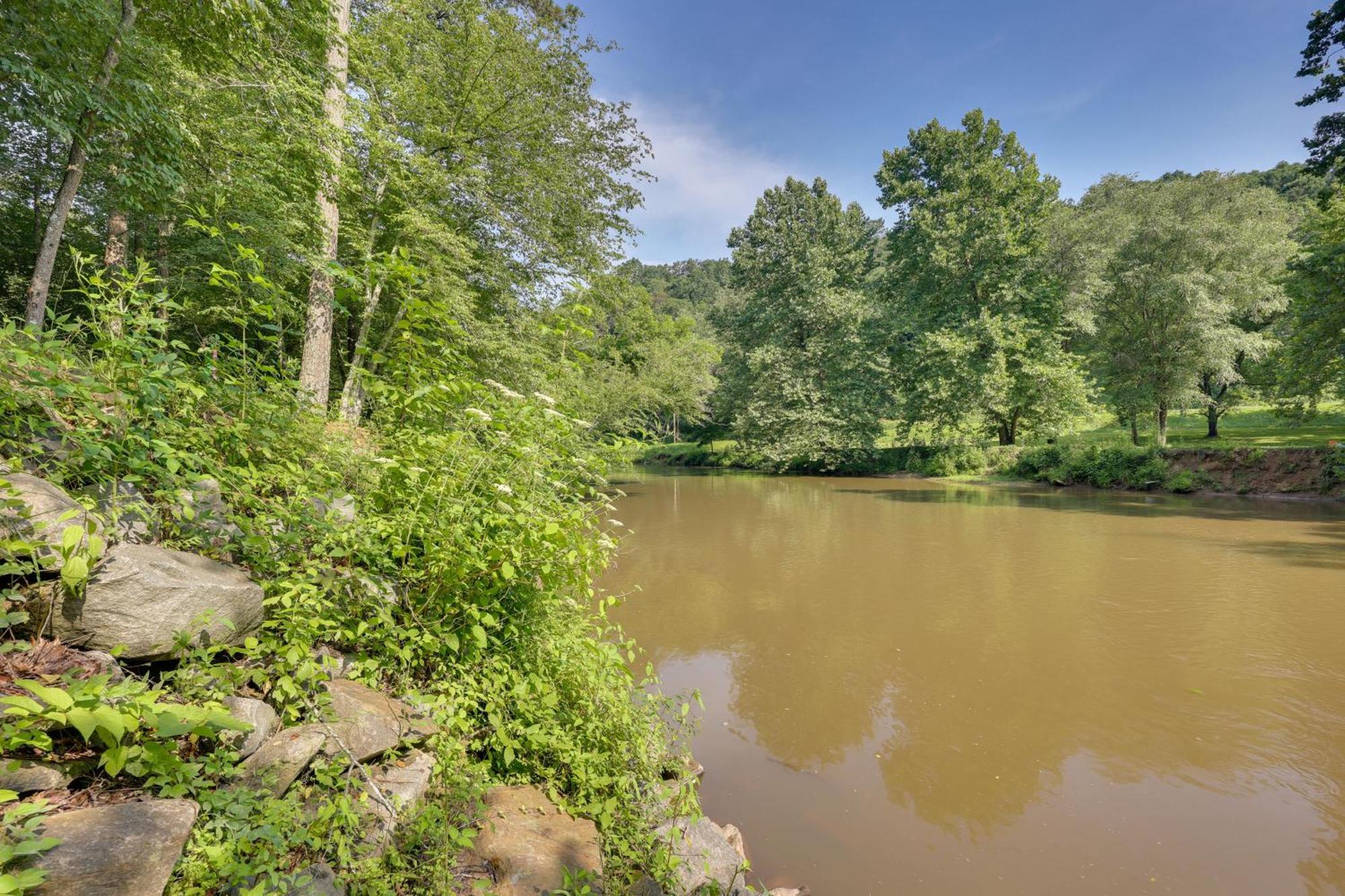 Riverfront Ellijay Cabin With Deck And Pool Access! Eksteriør billede