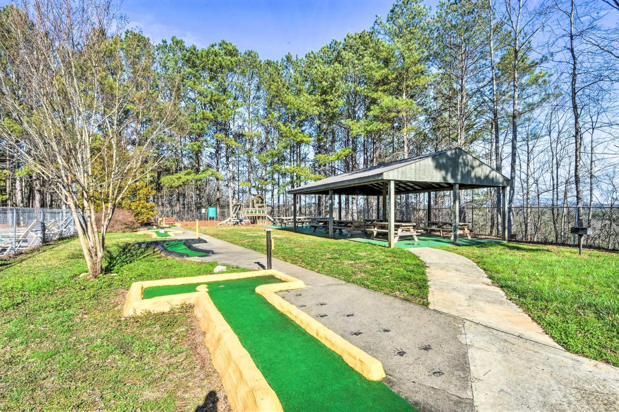 Riverfront Ellijay Cabin With Deck And Pool Access! Eksteriør billede